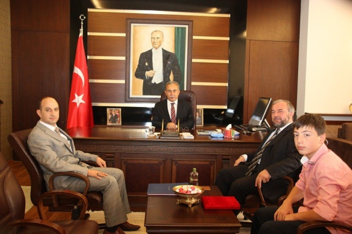 Sakarya Valisi\'ten Derneki Başkanı Nemci İbil\'e Plaket
