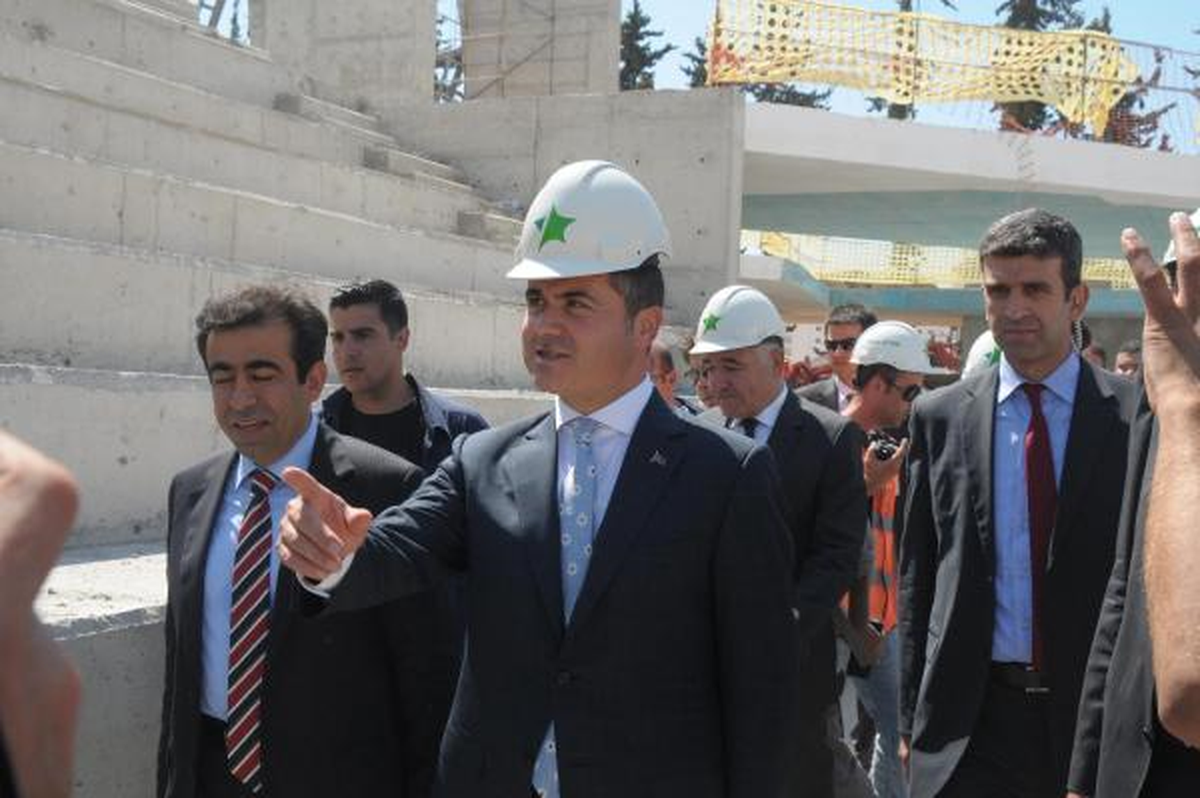 Spor Bakanı İnceleme Yaparken, İşçiler İş Bırakma Eylemi Yaptı