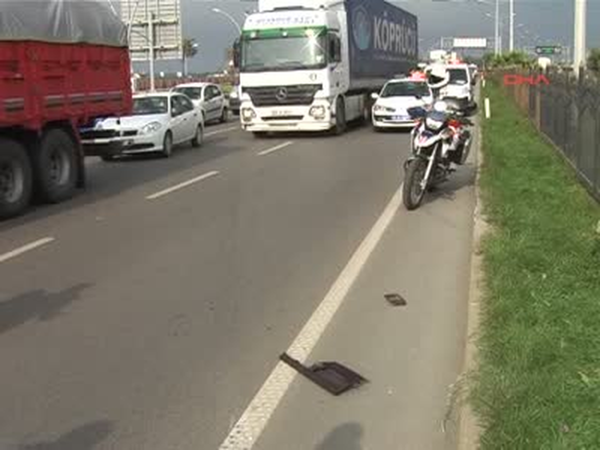 Trabzon Demir Korkuluklara Çarpan Otomobil Takla Attı 2 Yaralı