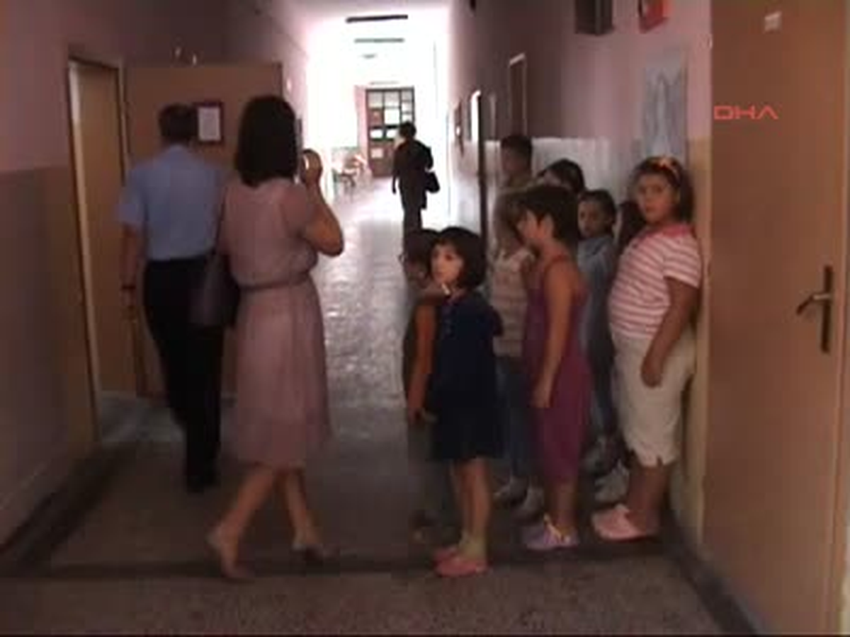 Türk Askerinden Priştine\'deki Öğrencilere Yardım