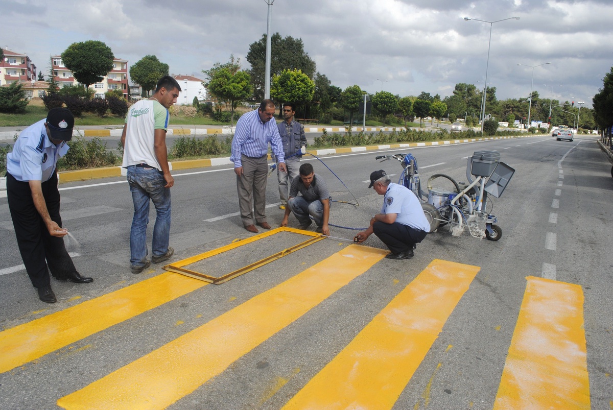 Uzunköprü\'de Yol Çizgileri Yenileniyor