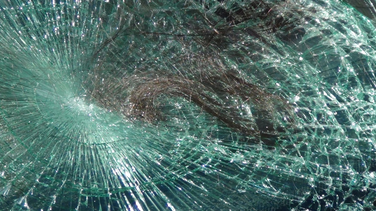 17 Yaşındaki Ehliyetsiz Sürücüyü, Kırık Far Parçaları Yakalattı (2)