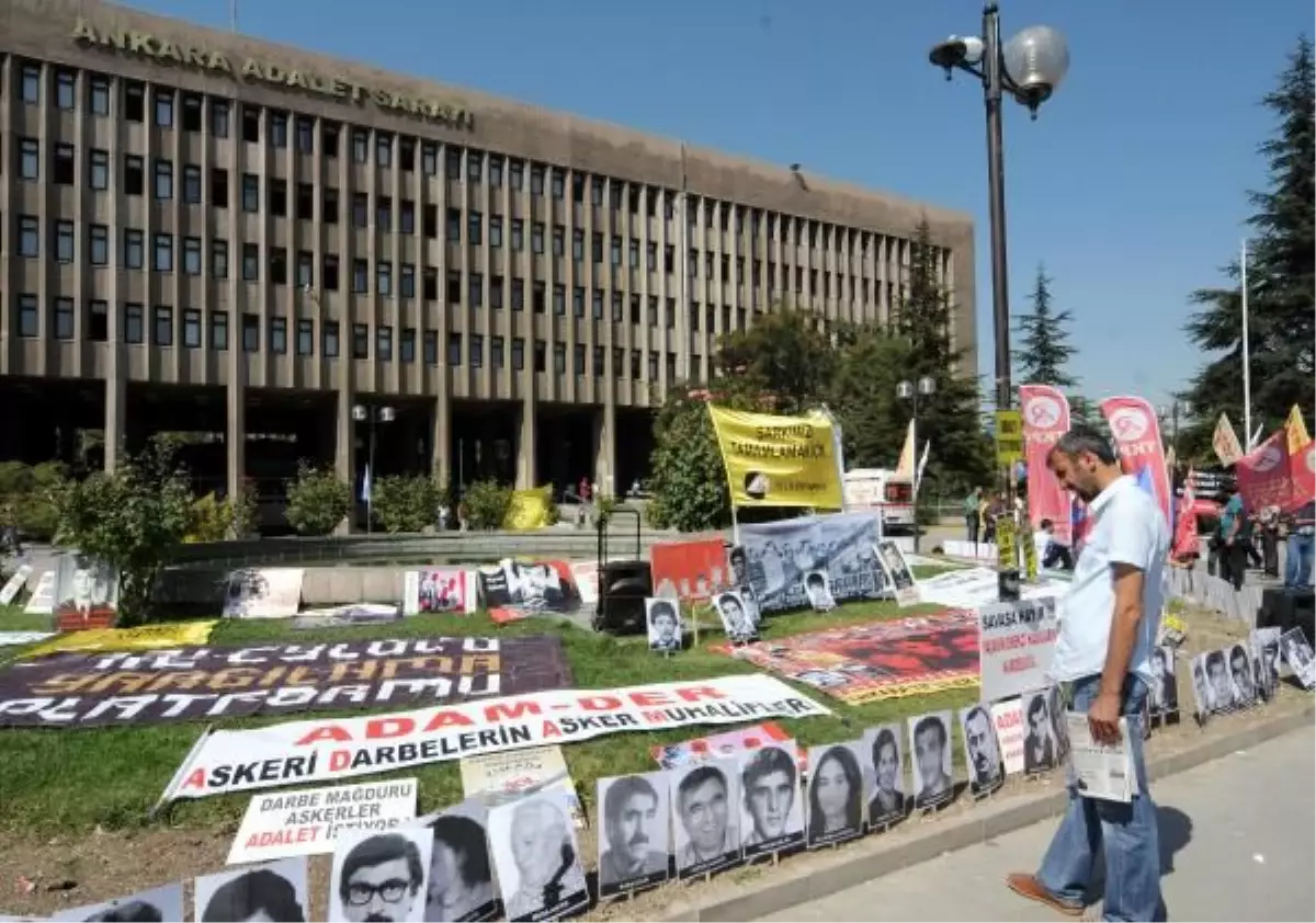 Ankara Adliyesi Önünde Çarmıhlı 12 Eylül Protestosu