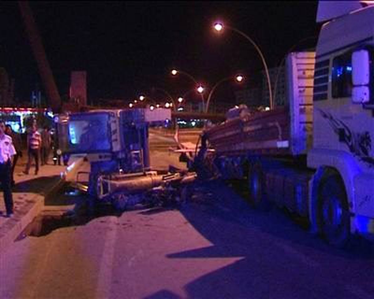 Ankara\'da TIR Üst Geçide Takıldı