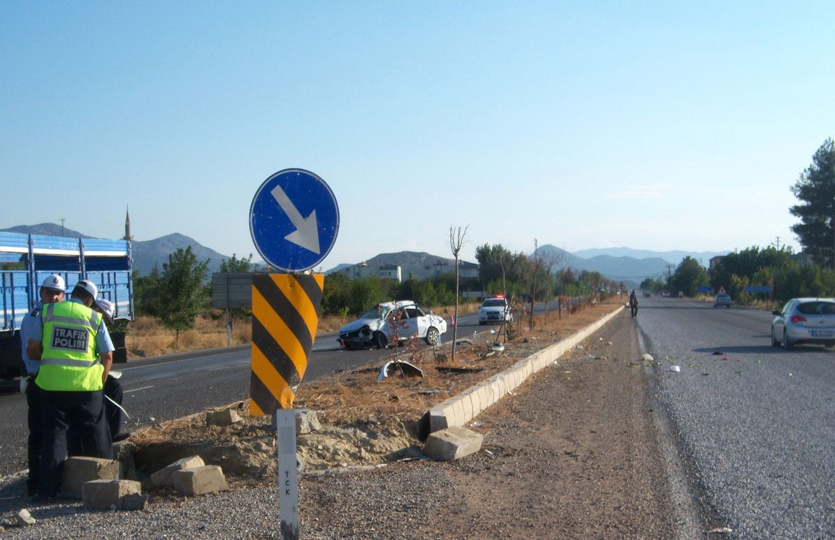 Antalya Burdur Karayolunda Kaza: 4 Yaralı