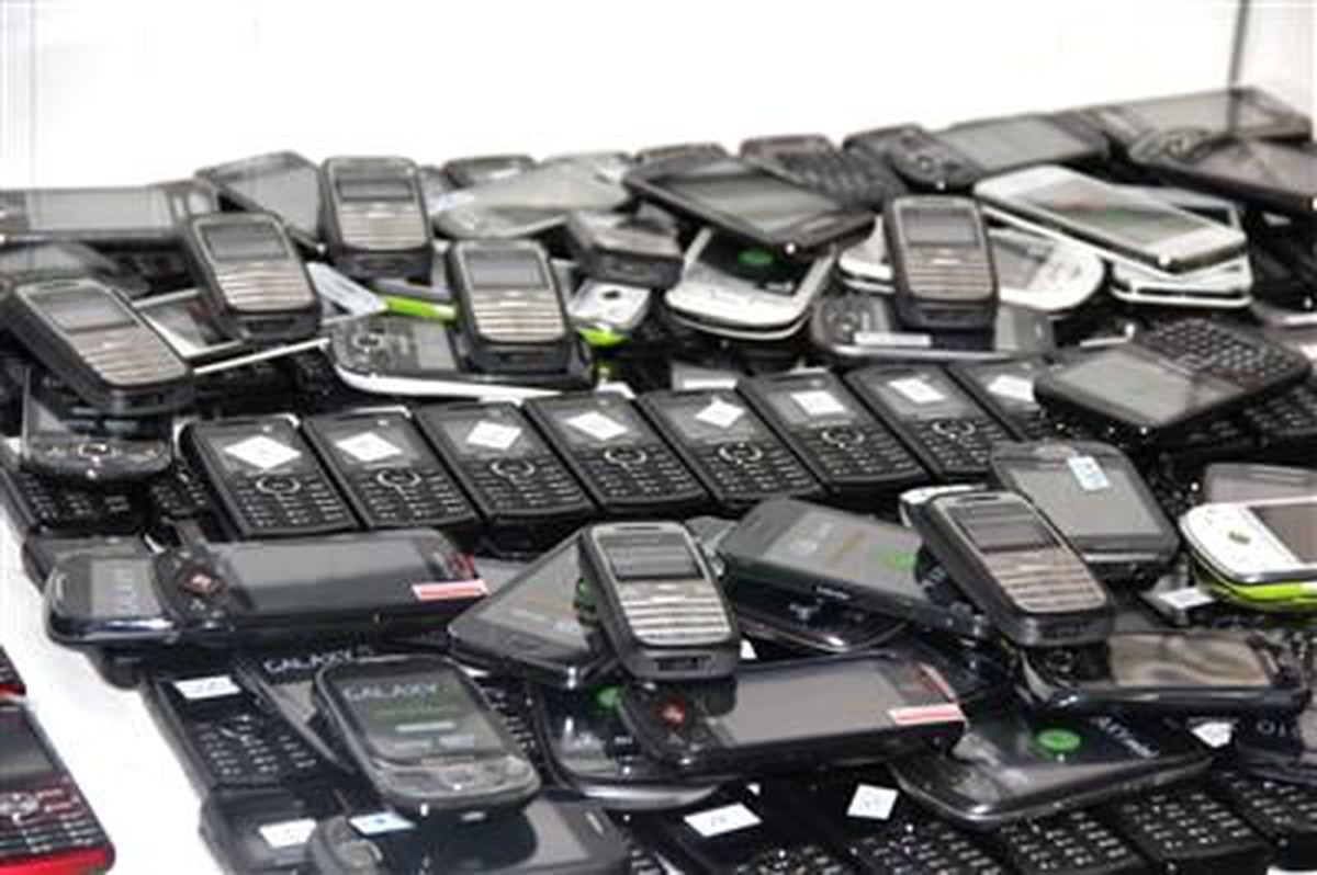Atatürk Havalimanı\'nda Kaçak Cep Telefonu Operasyonu