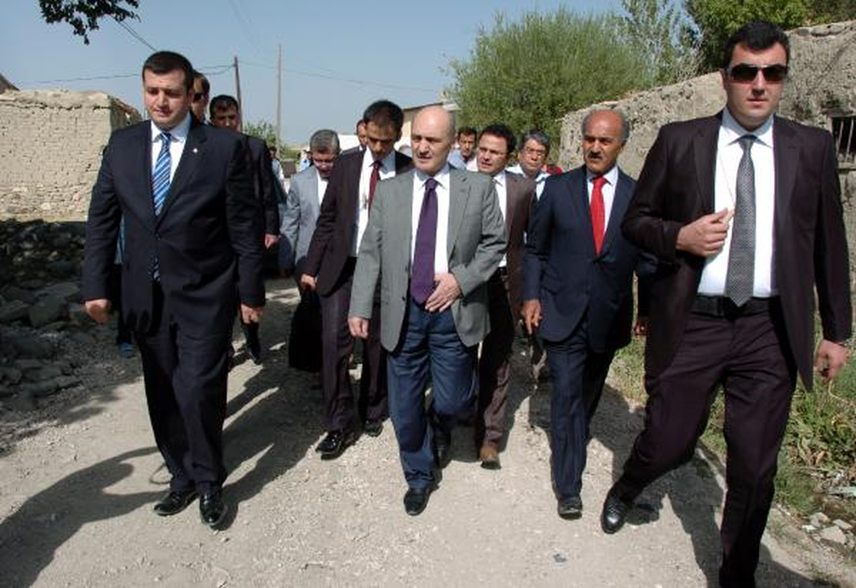 Bakan Bayraktar, Van\'da Konutları Gezdi