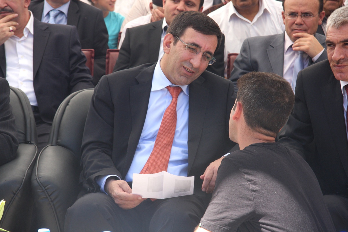 Bakan Yılmaz\'a Mektup Verme Yarışı