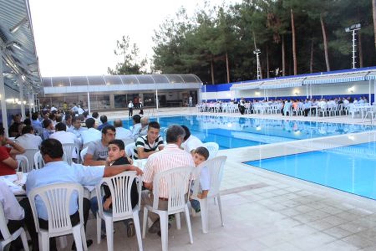 Başkan Yenihan İşçilere Yemek Verdi