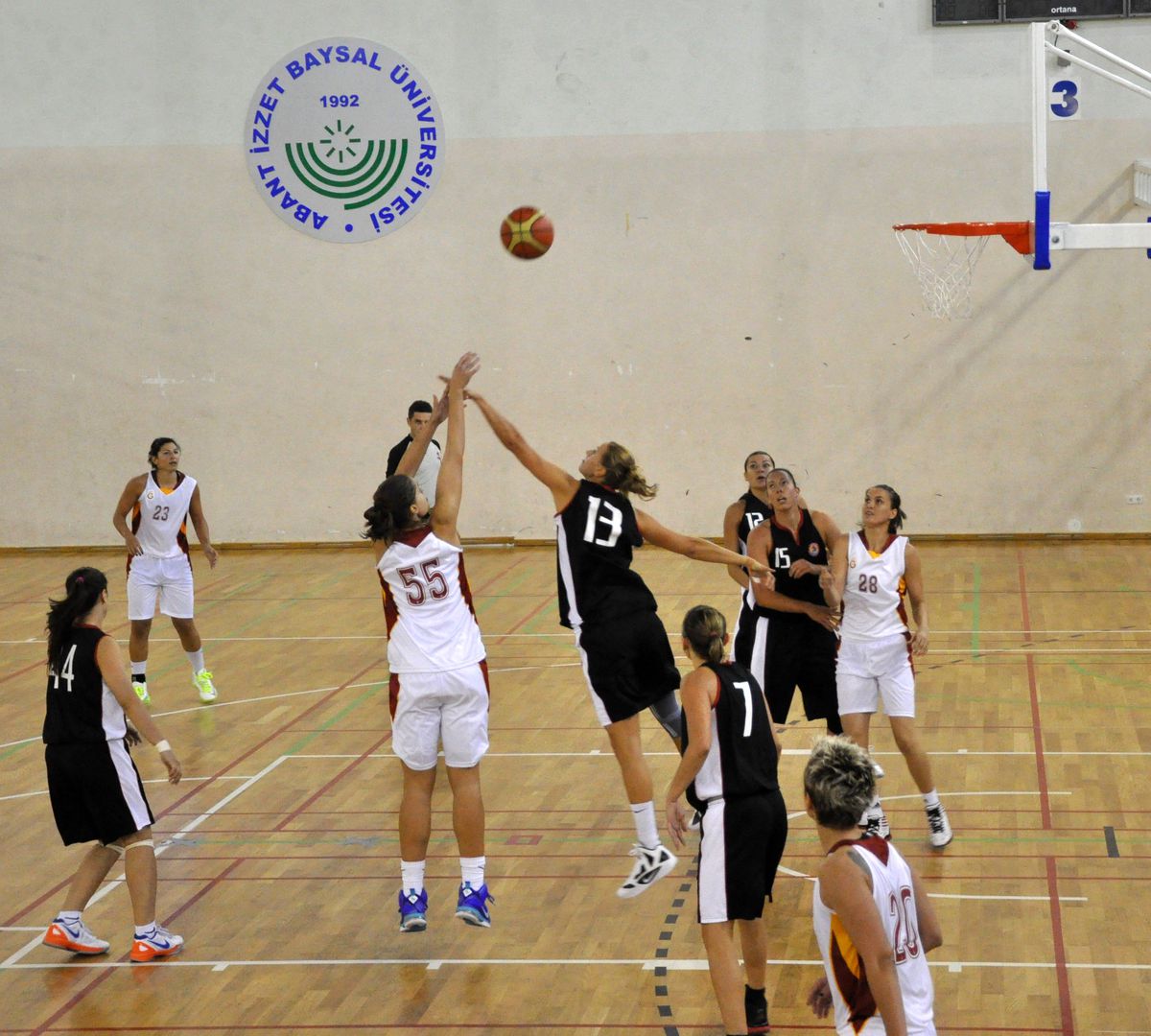 Bolu\'da Bayanlar "İzzet Baysal Basketbol Turnuvası" Başladı