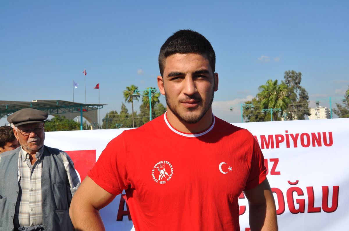 Dünya Üçüncüsü Milli Güreşçiye Davul Zurnalı Karşılama