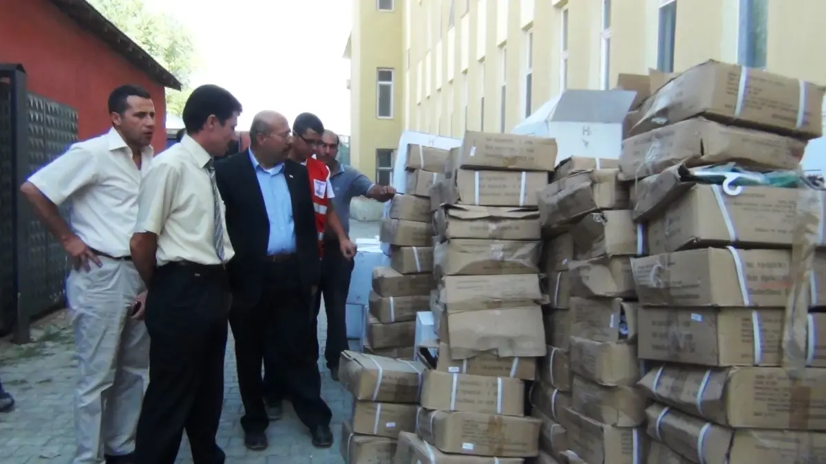 Erciş\'te İhtiyaç Fazlası Malzemeler Kızılay\'a Teslim Edildi
