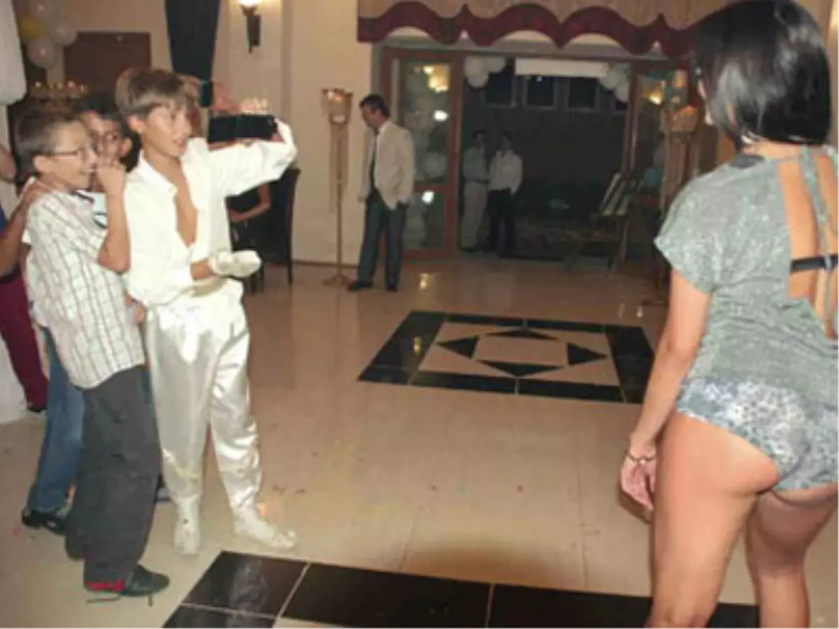 Erkekliğe İlk Adım Revü Kızlarıyla