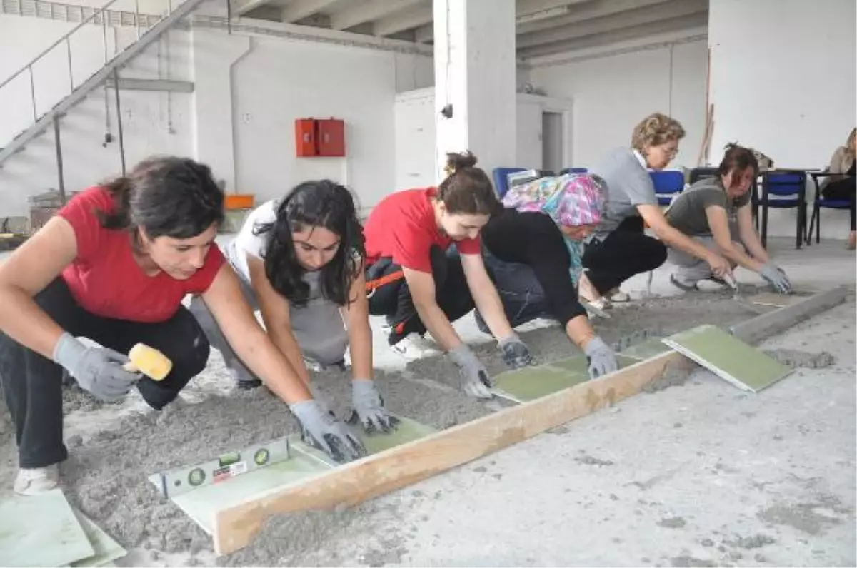 Hamur Yoğuran Eller Harç Karıyor