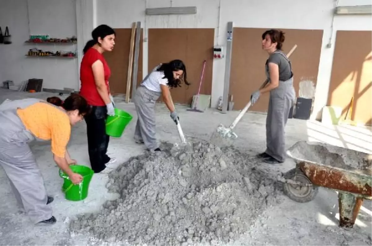 Hamur Yoğuran Eller Harç Karıyor