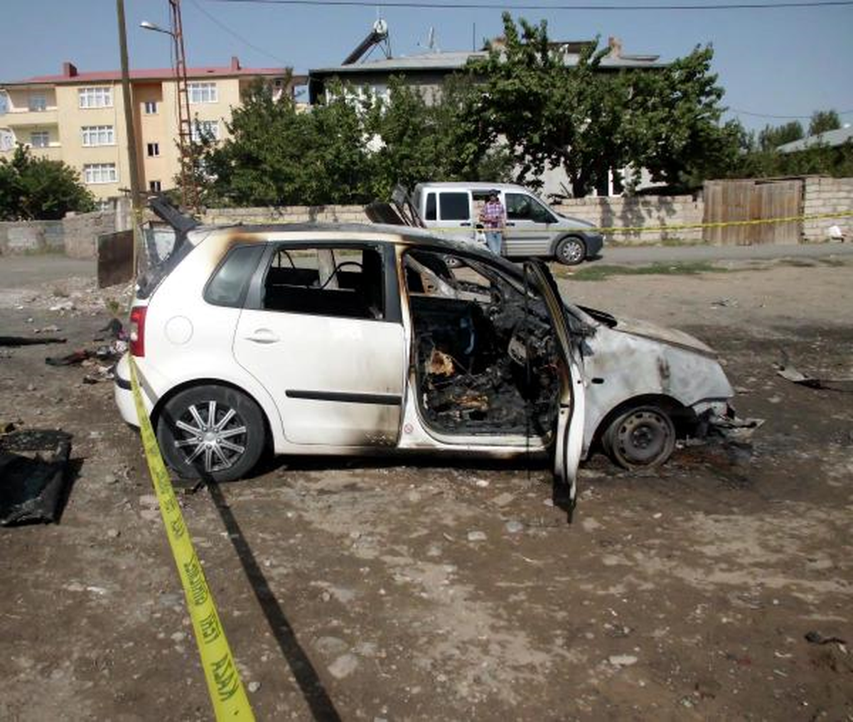 İki Polis Aracı Kundaklandı