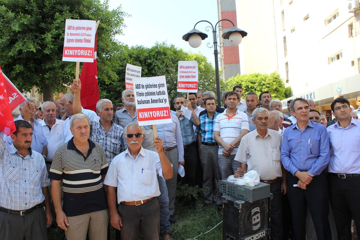 İskenderun\'da Hakaret İçeren Filme Protesto