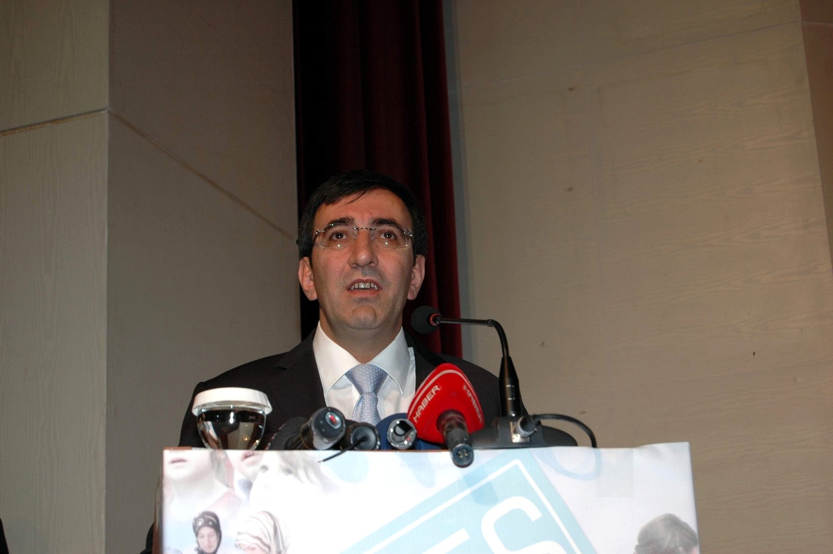 Kalkınma Bakancı Cevdet Yılmaz, AK Parti Hükümeti\'nin Temellerinin Sağlam Olduğunu Belirterek, "10...