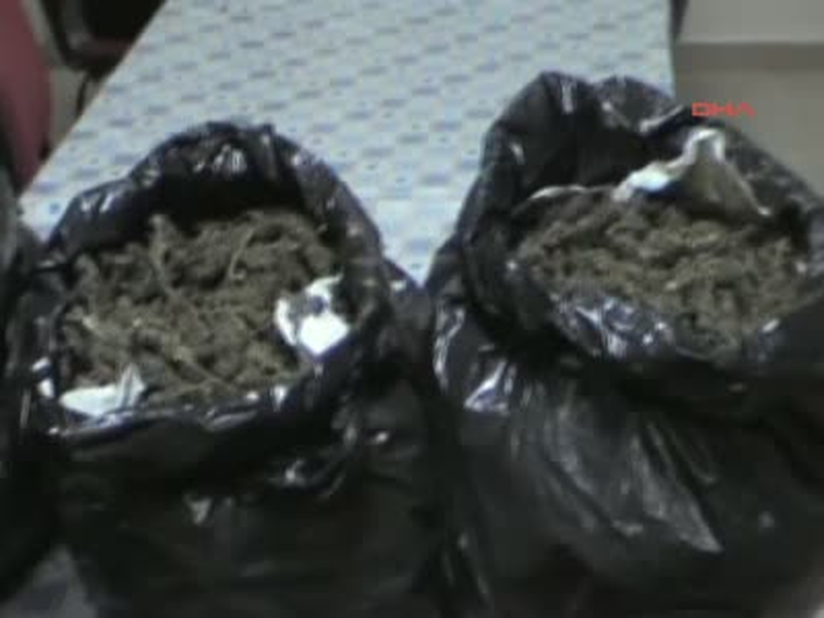 Kışlık Kıyafetlerden 40 Kilo Esrar Çıktı