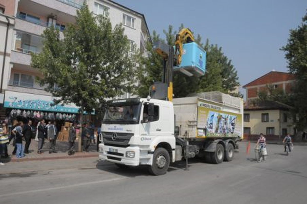 Modern Yerüstü Çöp Konteynırları Hizmette