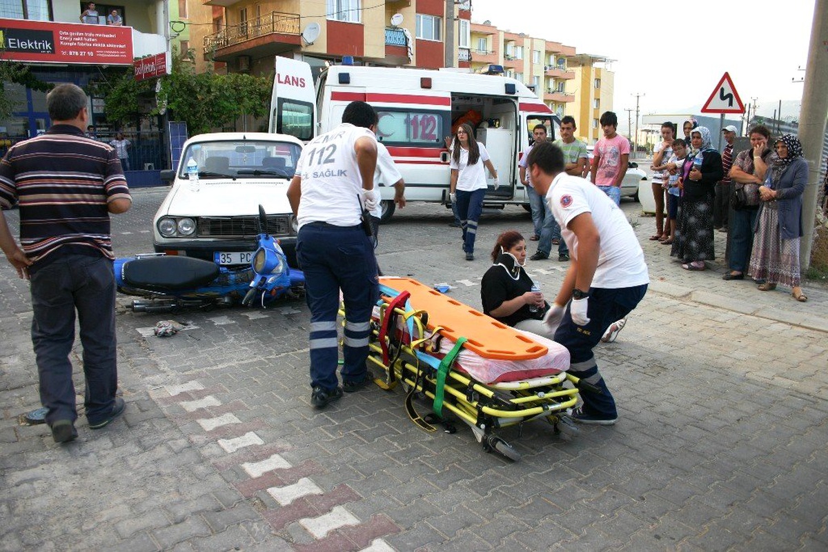 Motosikletle Otomobil Çarpıştı: 2 Yaralı