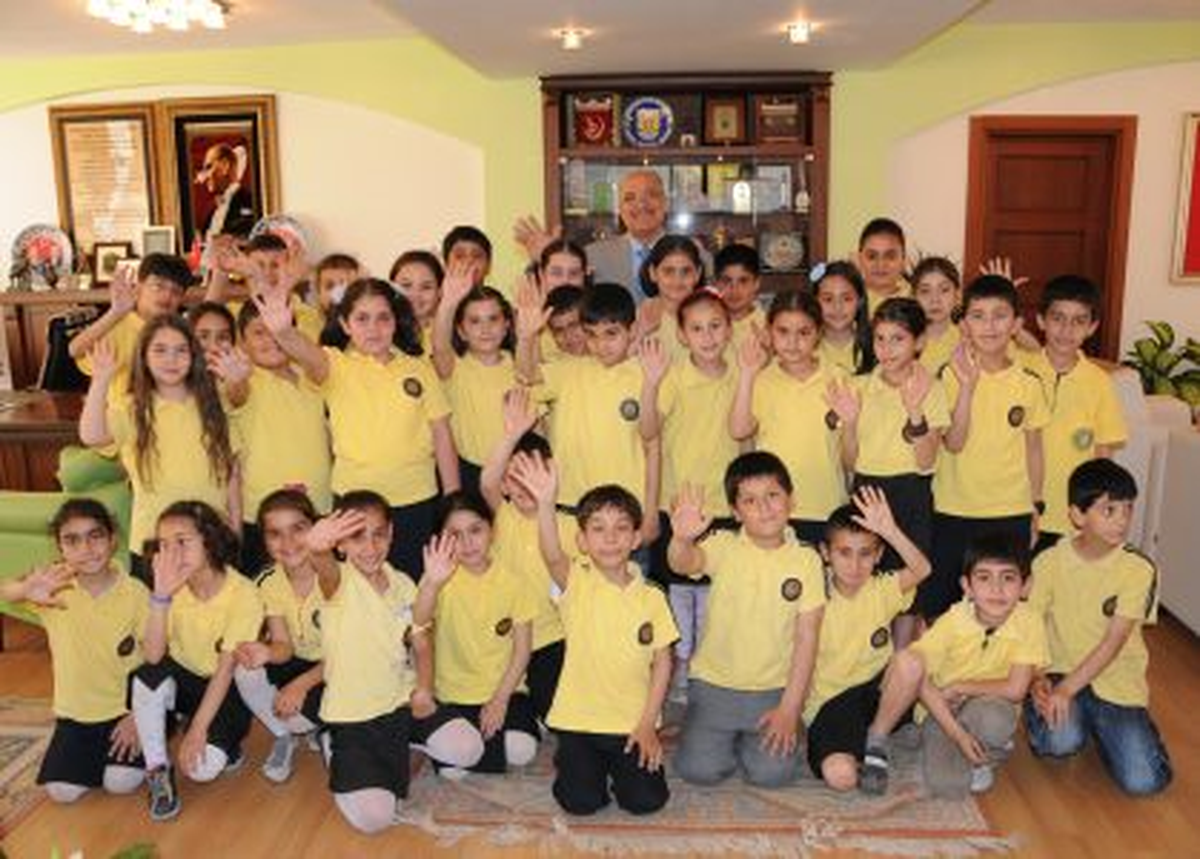 "Öğrenci ve Öğretmenlerimize Başarılı Bir Yıl Diliyorum"