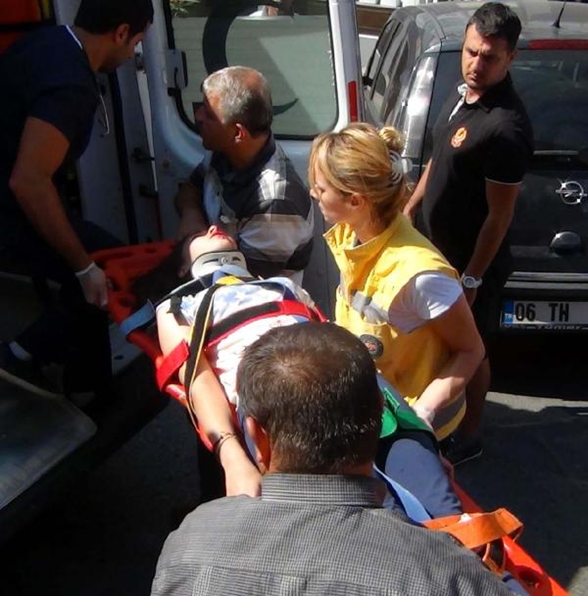 Otomobilin Çarptığı 13 Yaşındaki Kız Ağır Yaralandı