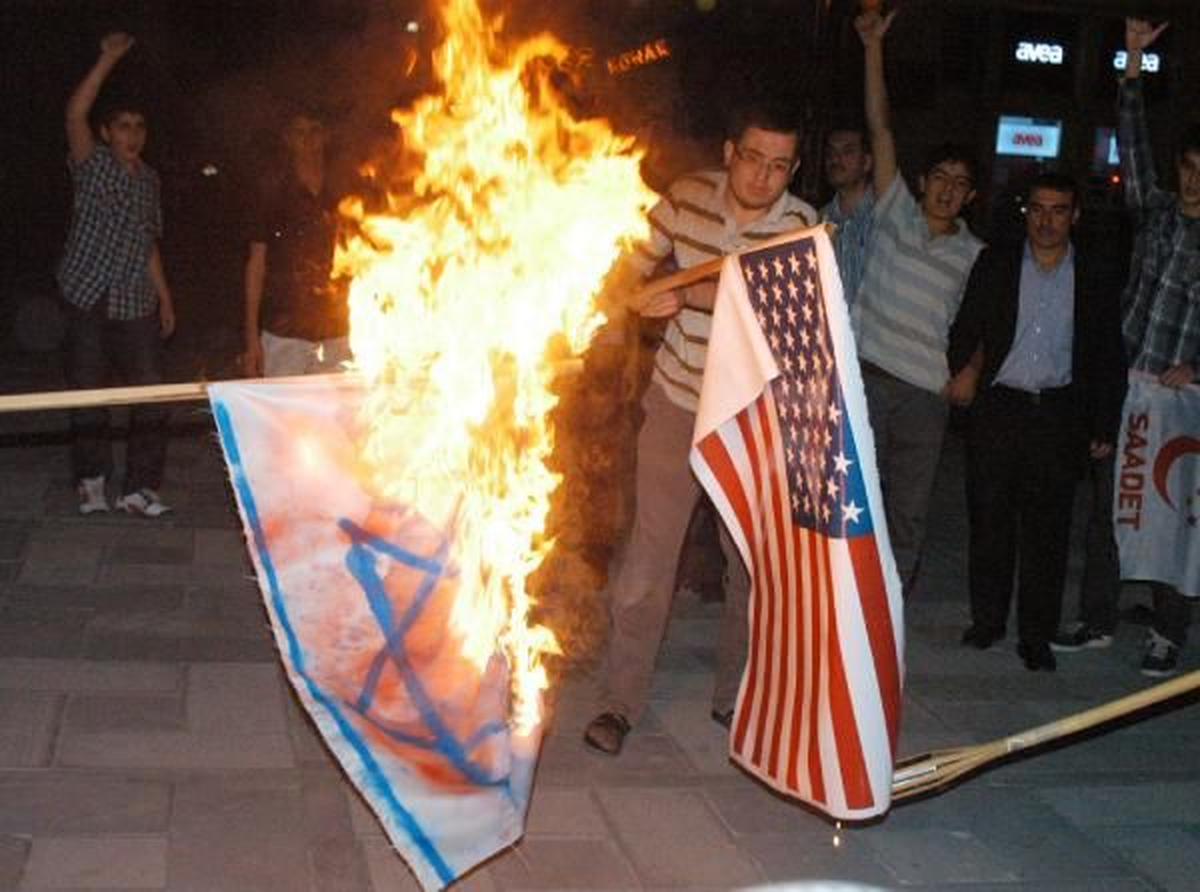 Pakistan\'daki Protestolarda ABD Bayrağı Yakıldı