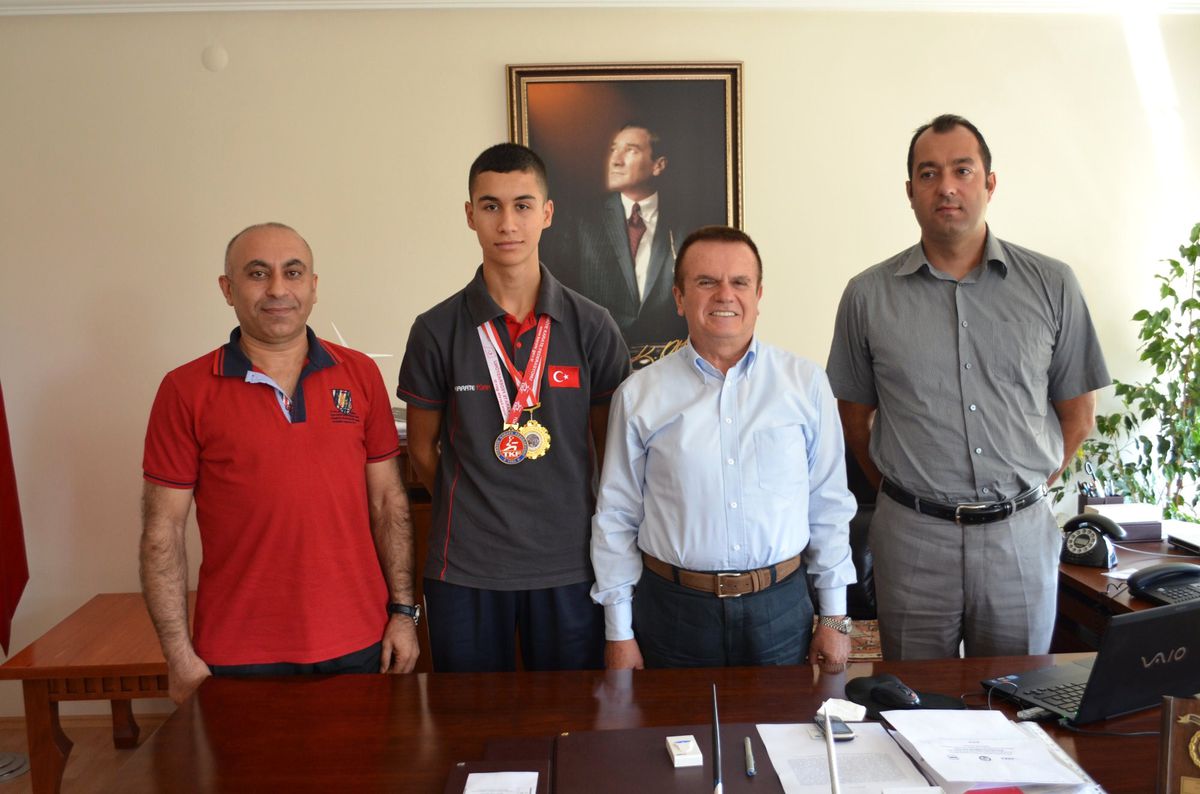 Söke\'nin Milli Karatecisi Görkem Kaçar\'dan Kaymakamlık Ziyareti