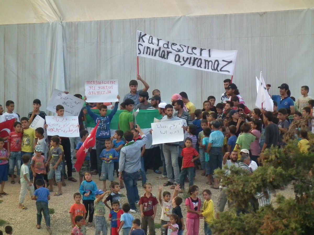 Suriyeli Çocuklar Ülkelerindeki Katliamı Protesto Etti