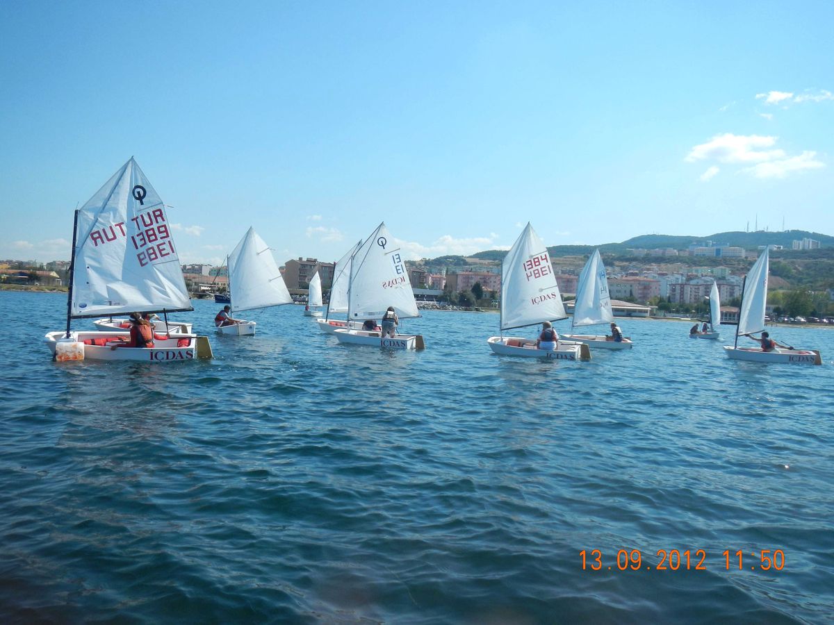 Yelkenler Boğazda Süzülüyor