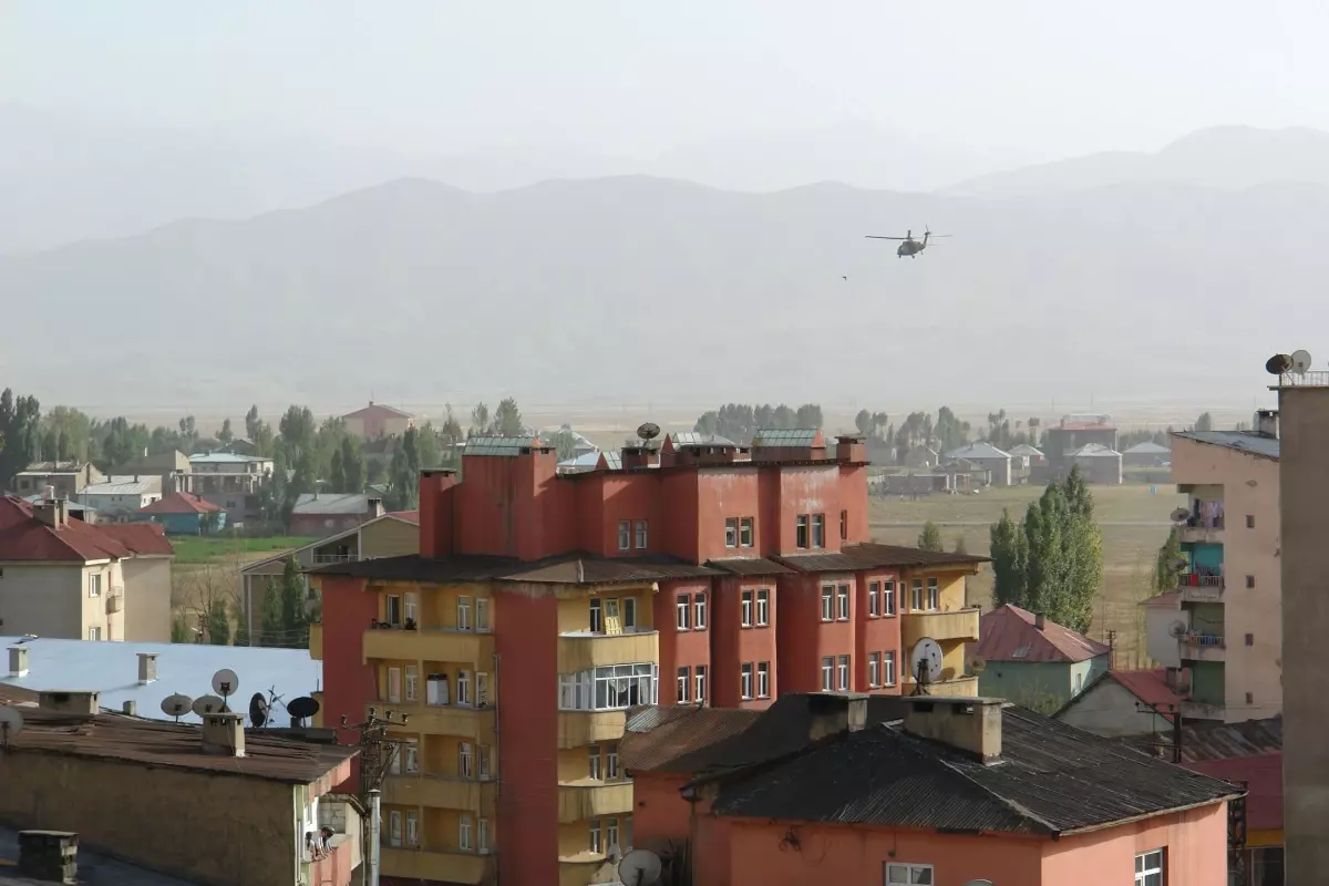 Yüksekova\'da Helikopter Hareketliliği