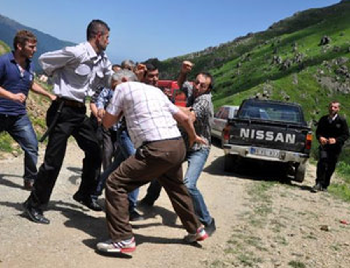 Araç Yaktılar, Güvenlikçileri ve İşçileri Dövdüler
