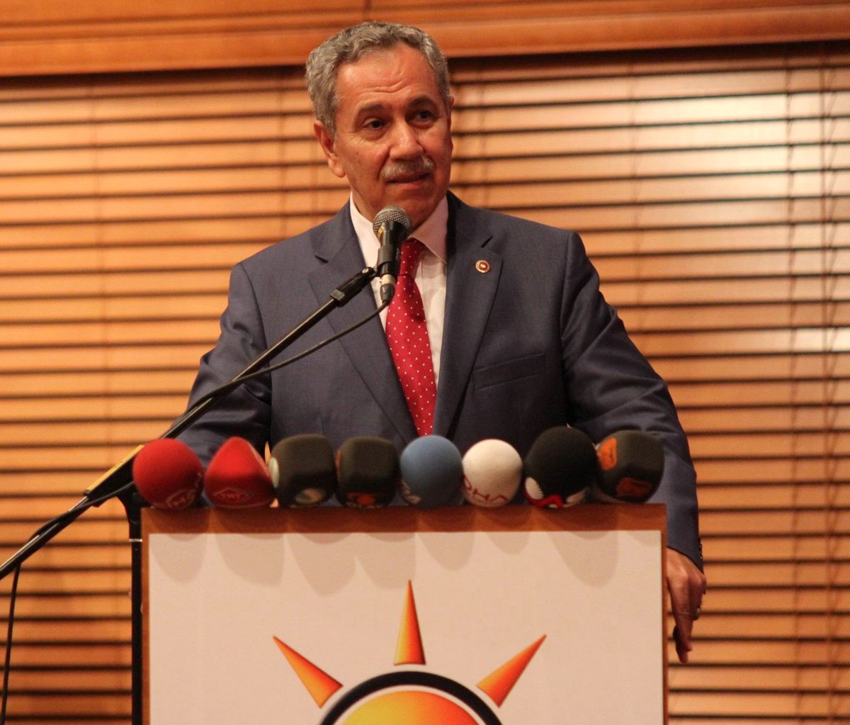 Arınç'tan Tüsiad'a: '28 Şubat'ın Hesabını Verin'