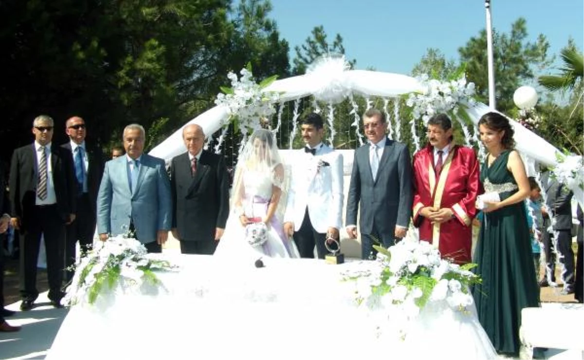 Bahçeli Nikah Şahitliği Yaptığı Düğünde, Geline Bilezik Hediye Etti