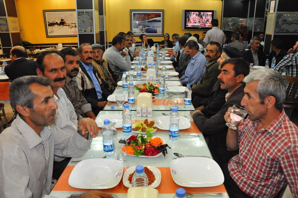 Bostaniçi Belediyesi\'nden İş Akitleri Sona Eren İş-Kur Personeline Yemek