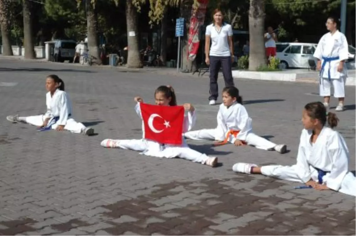 Çandarlı'nın Kurtuluşu Coşkuyla Kutlandı