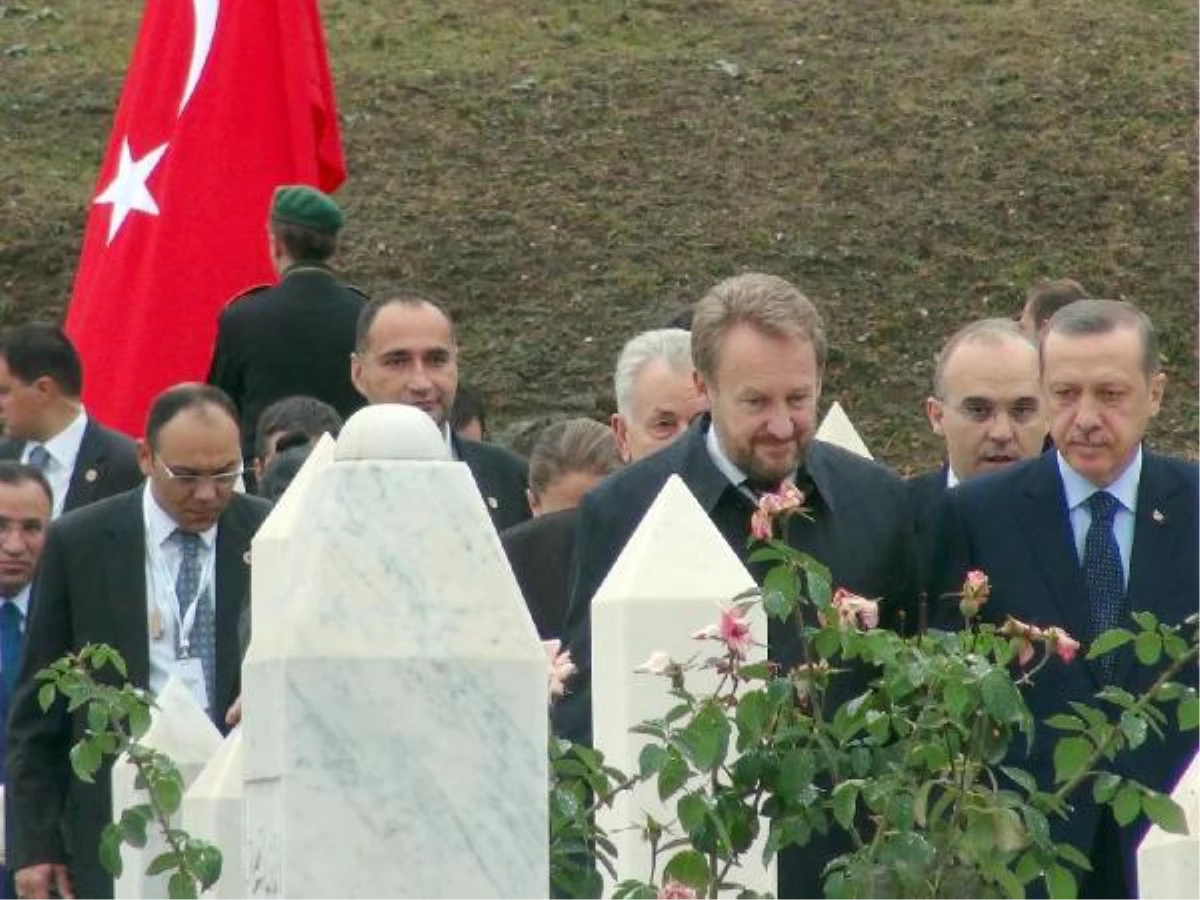 Erdoğan\'dan Bosna\'da Mezar Ziyareti