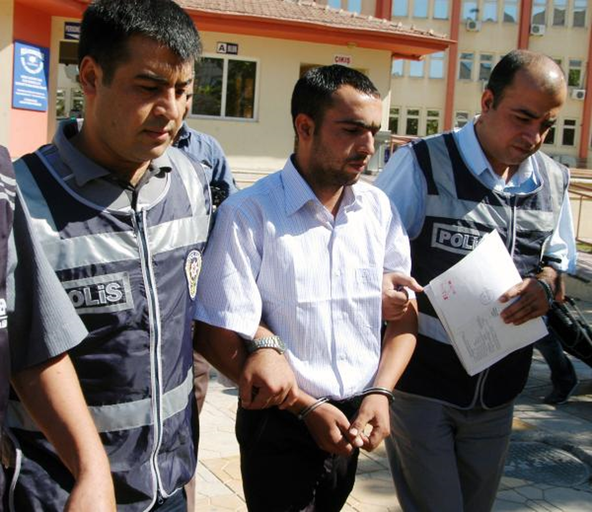 Eşiyle İlişkisi Olduğunu İddia Ettiği Kişiyi Öldürdü