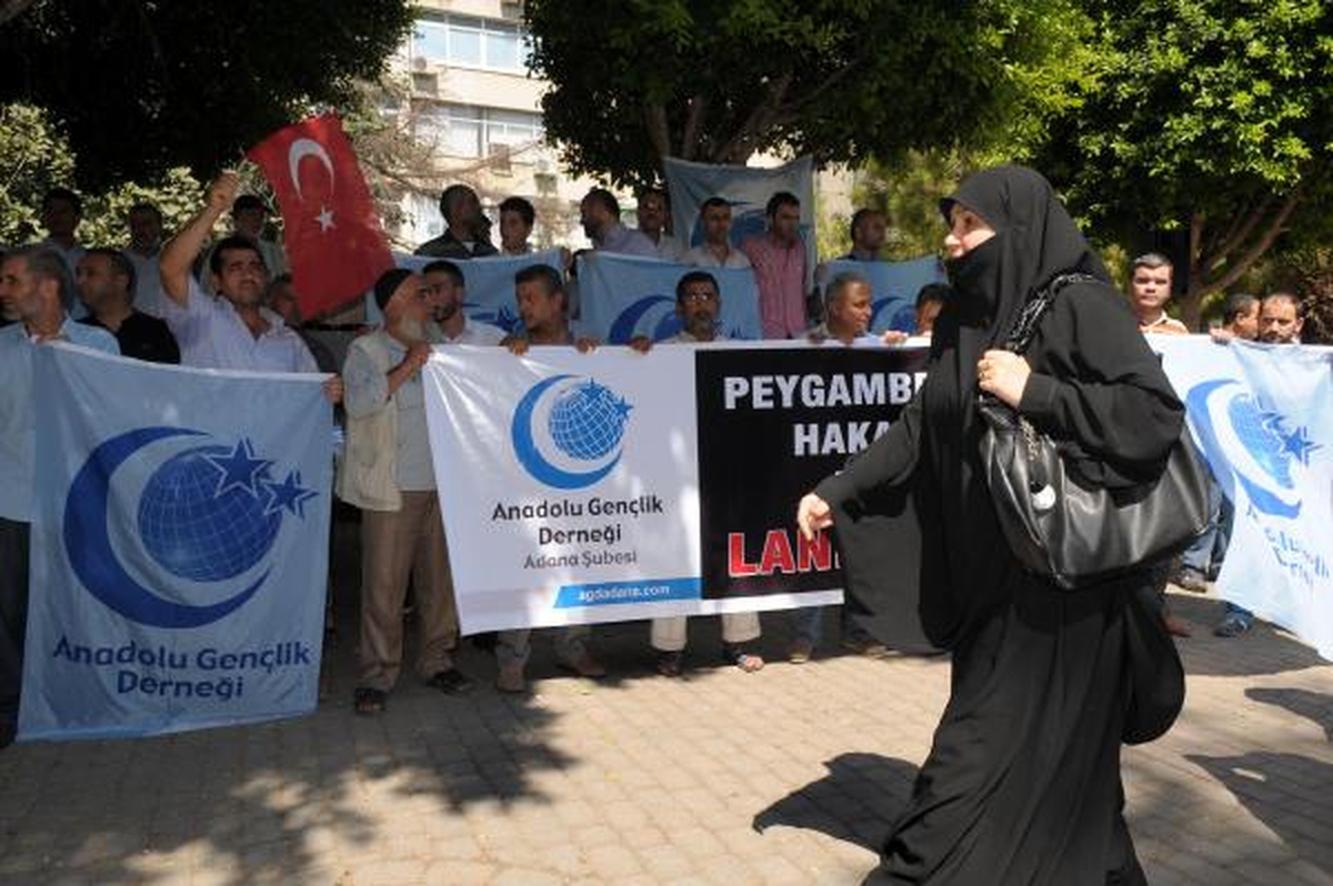 Hazreti Muhammed ve İslam\'a Hakaret Eden Film Adana\'da Protesto Edildi
