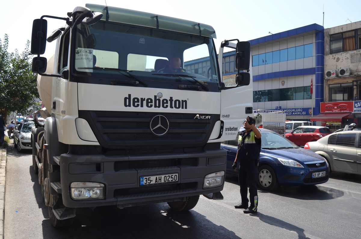 İzmir\'de Trafik Kazası: 1 Ölü