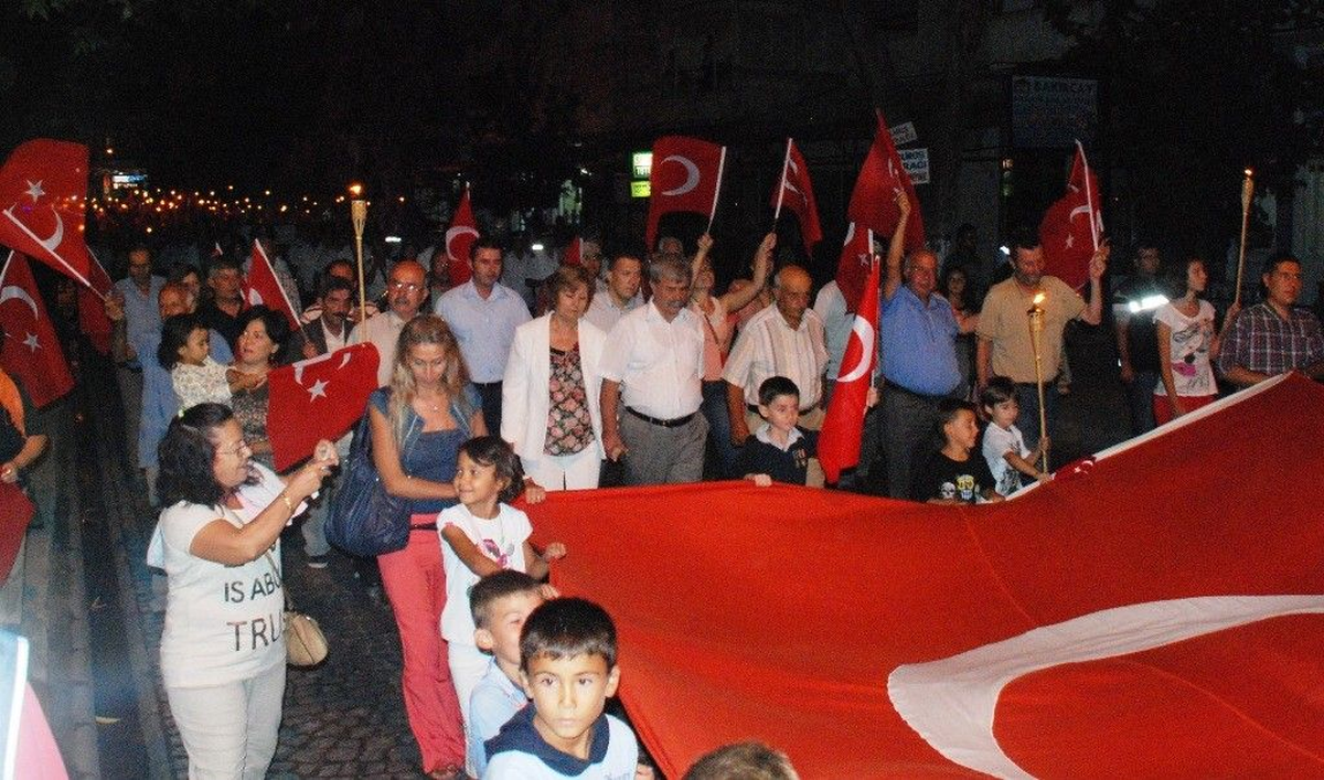 İzmir\'deki 9 Eylül Kutlamaları ve Bayrak Tartışması
