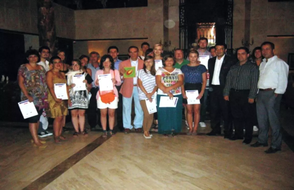 Katılımcı Gençlerin Sertifikalarını Çavdarhisar Kaymakamı Verdi