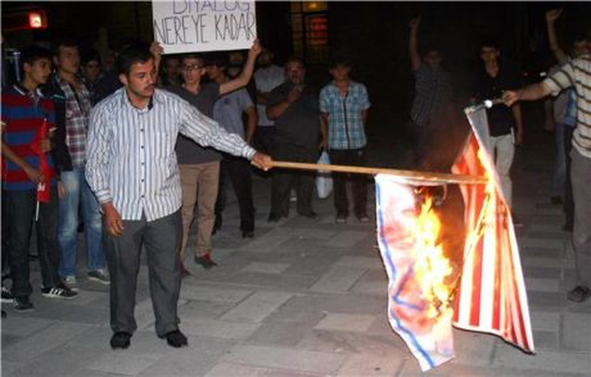 ABD ve İsrail Bayrakları Yakıldı