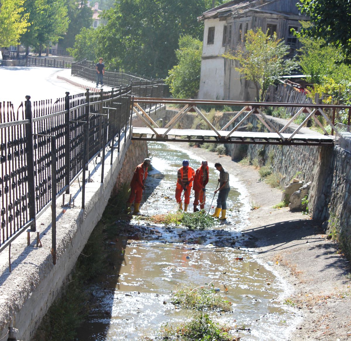 Mudurnu Deresi\'nde Temizlik Yapılıyor