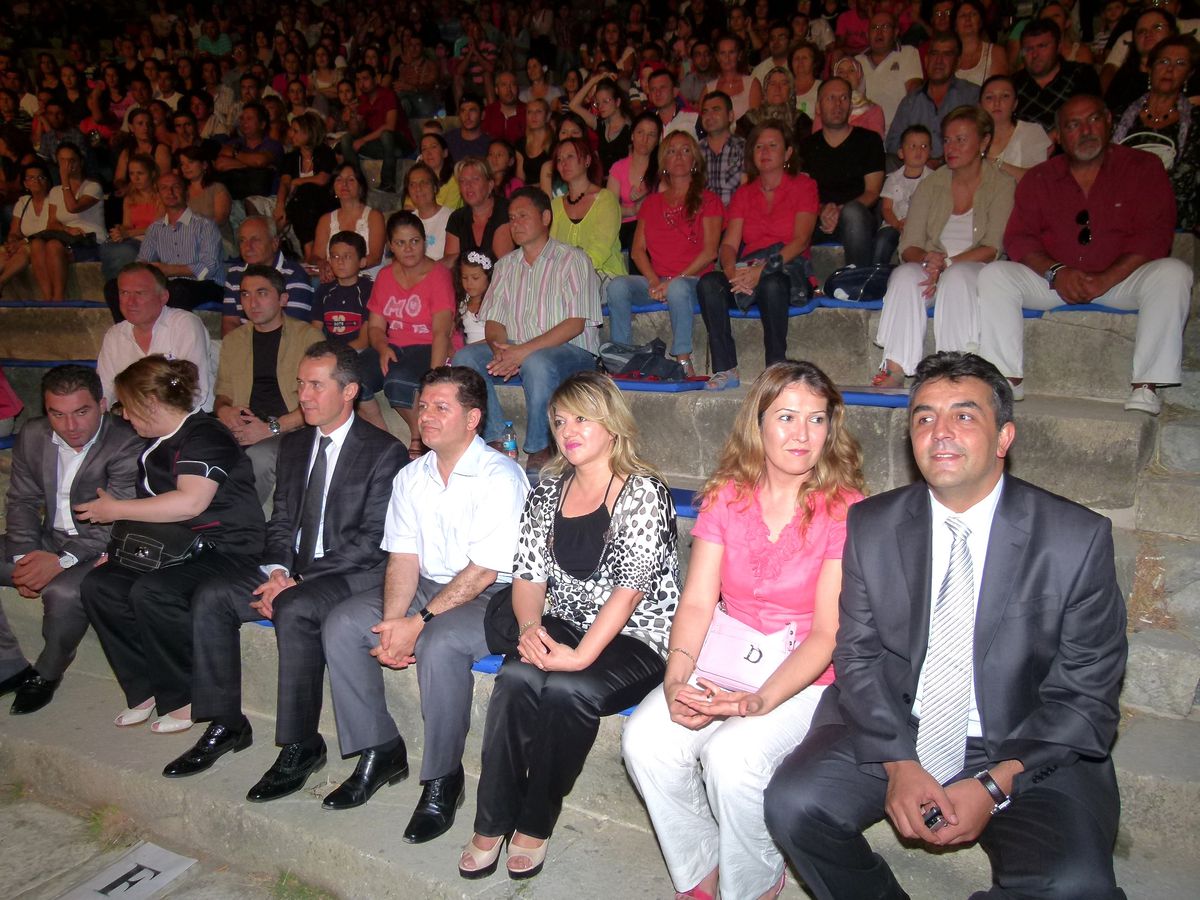 Murat Gögebakan ve Lara Polisler İçin Sahne Aldı
