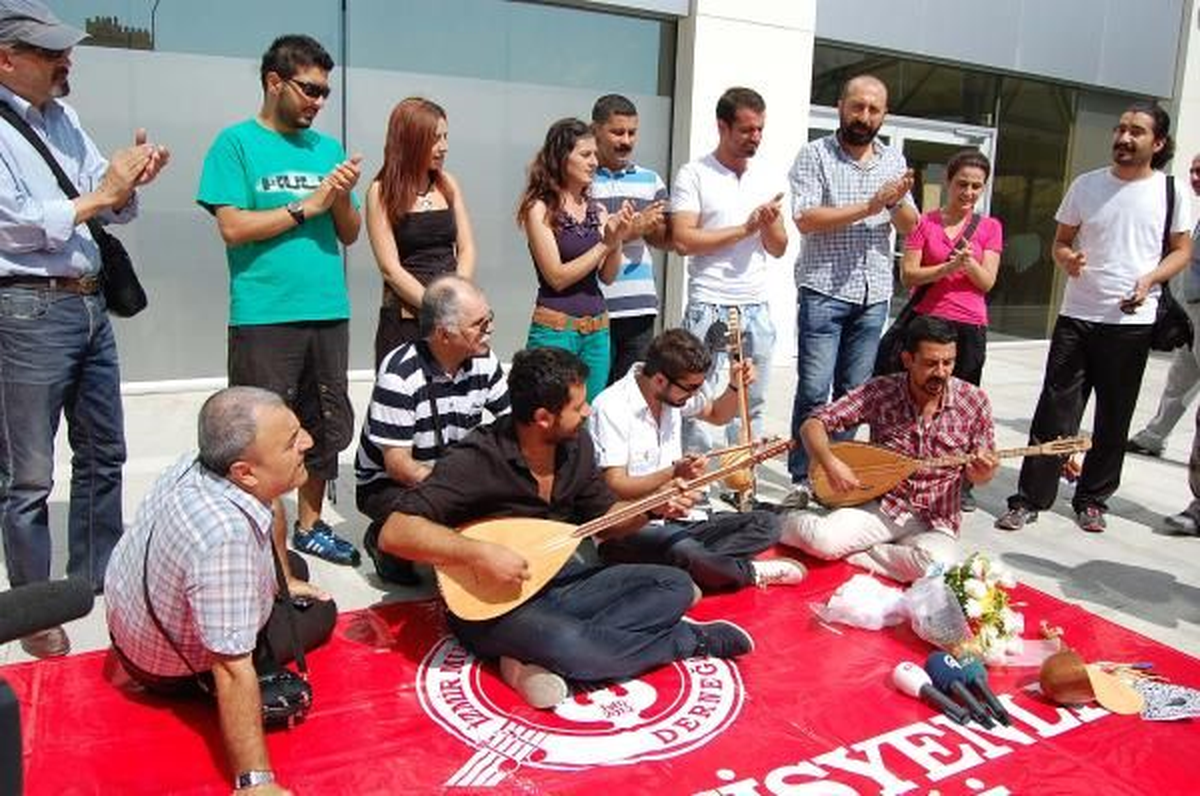 Neşet Ertaş İçin Hastane Bahçesinde Mini Konser
