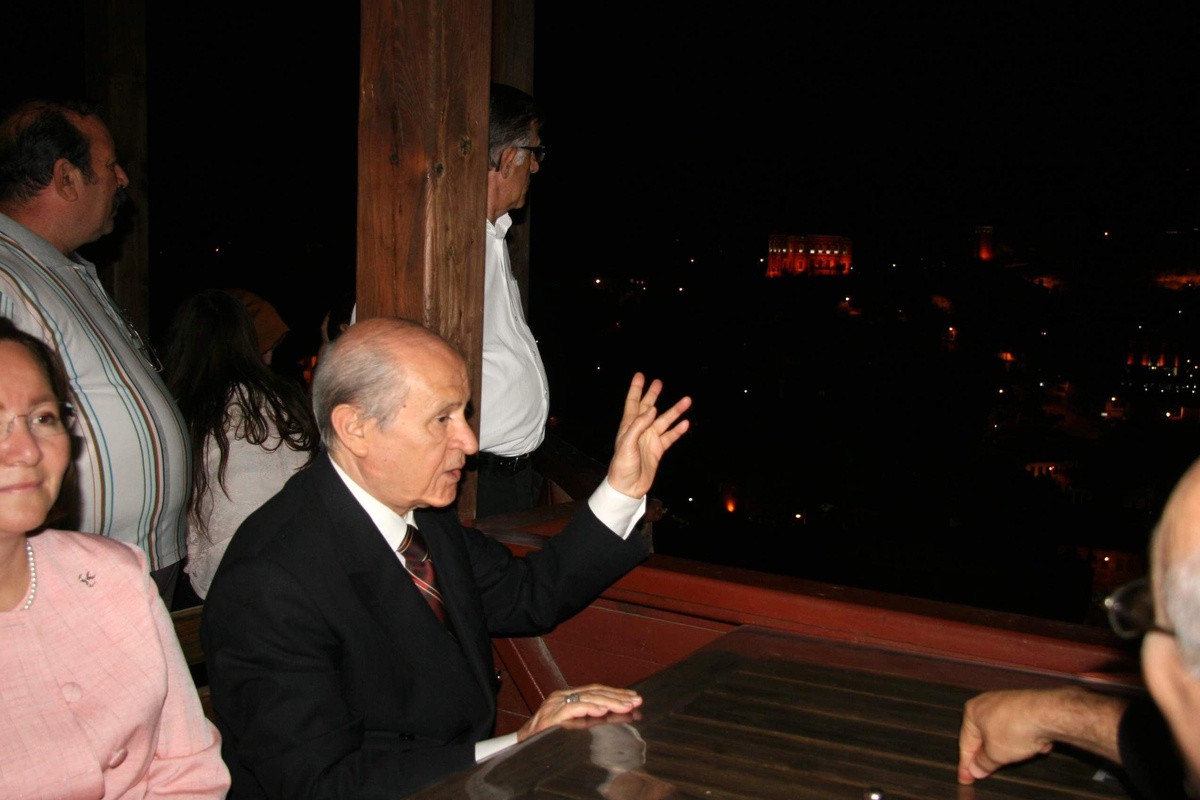 Sahilde Çay İçip, Partililerle Sohbet Etti