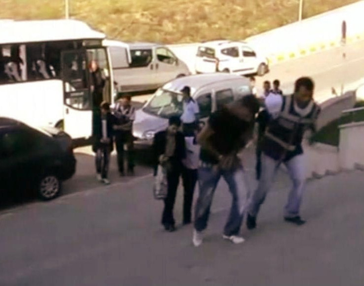 Sakarya\'da Çete Operasyonunda Adliyeye Sevk Edilen 16 Kişiden 8\'i Tutklandı