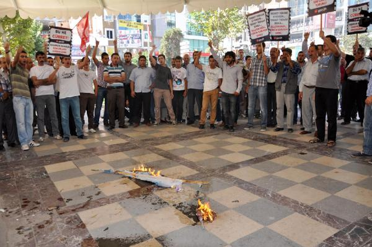 Sp\'liler Elazığ\'da İsrail ve ABD Bayrakları Yaktı